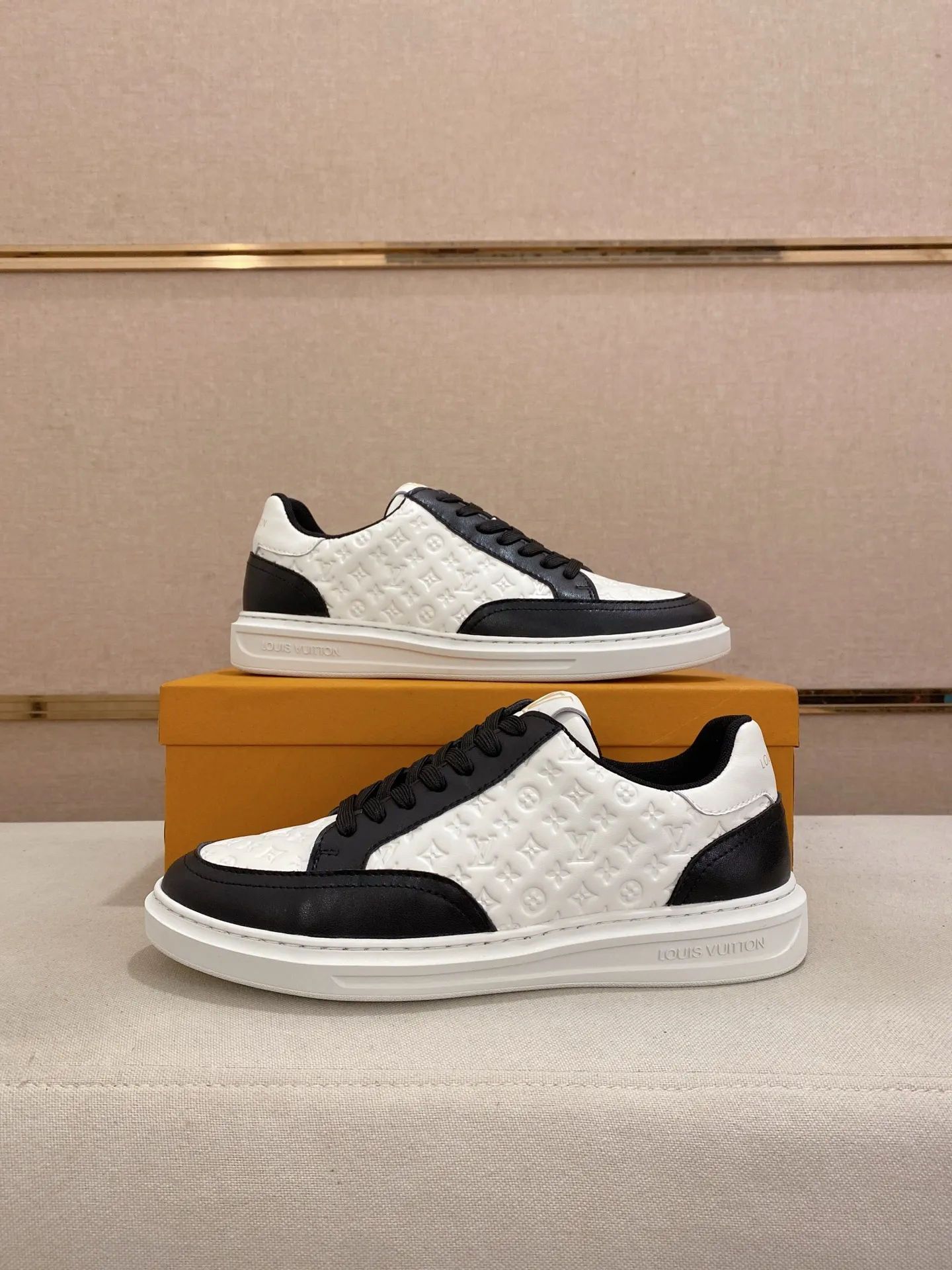 Men's shoes💰:420💰🇮🇹🇮🇹LV Louis Vuitton. The latest trendy casual shoes are popular in physical stores in sizes 38-44. New spring and summer comfortable imported custom original cowhide, unique jacquard fabric element design. Paired with sheepskin lining, Lv original bottom, [taiyang][taiyang] high-end packaging and high quality💪Details determine the quality, you can enter and leave the counter at will, welcome to compare🇮🇹